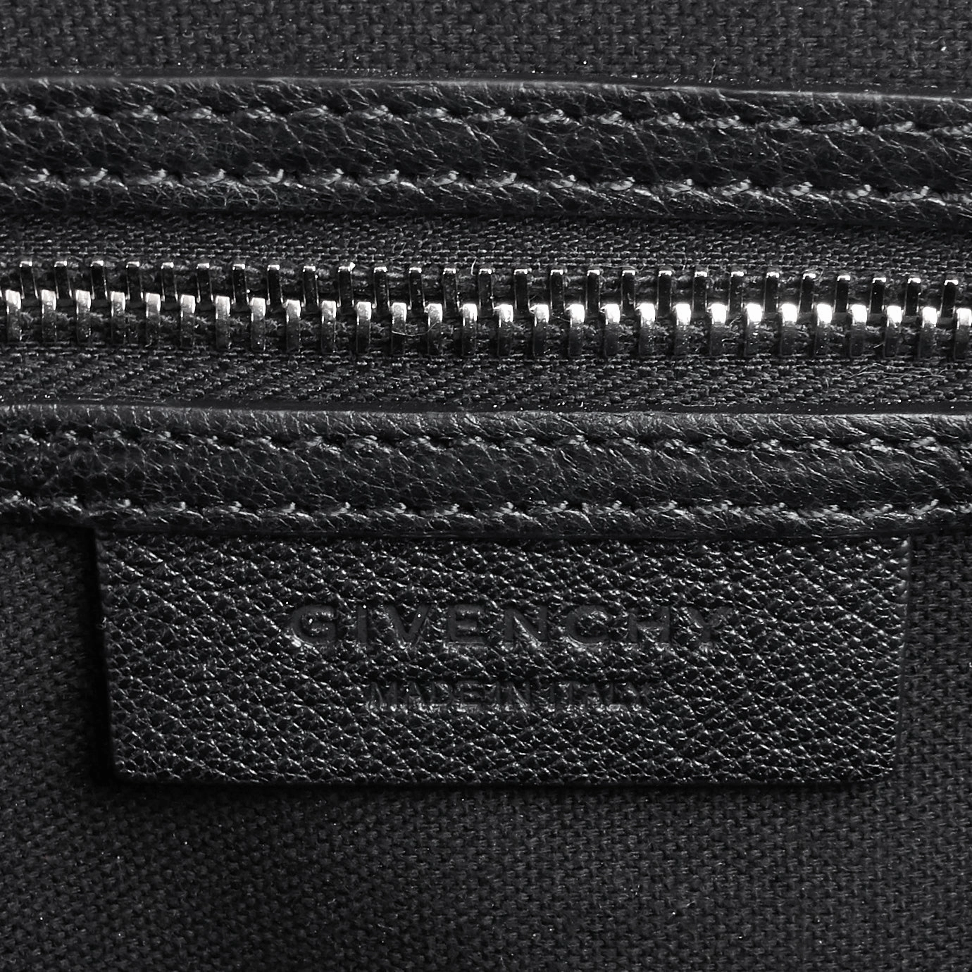 Antigona Medium Pebbled Calfskin Bag