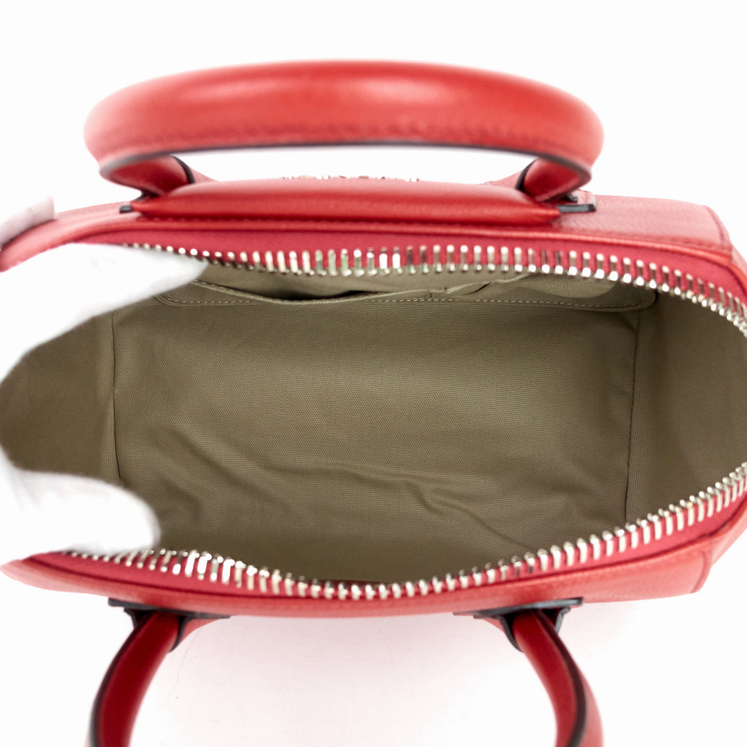 Antigona Small Leather Bag