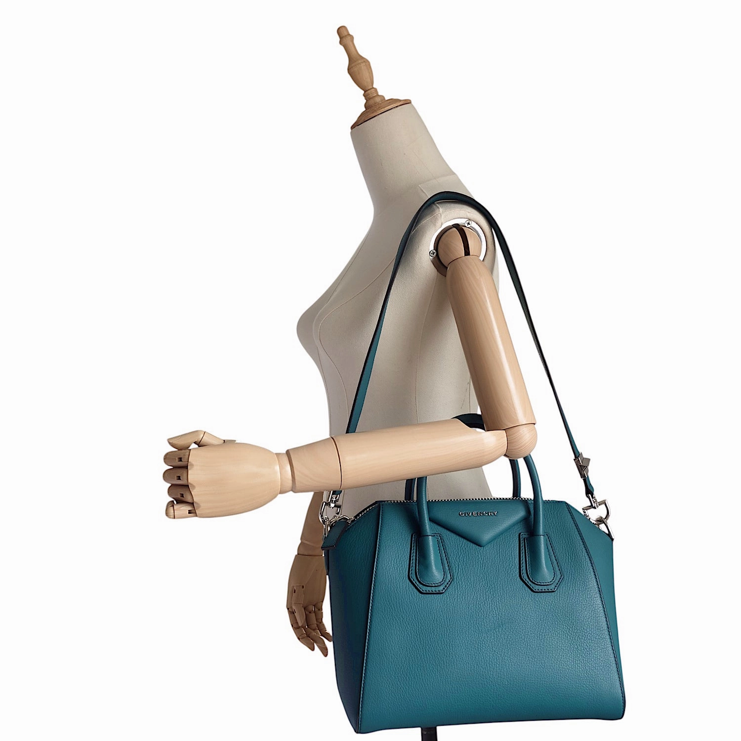 Antigona Small Pebbled Leather Bag