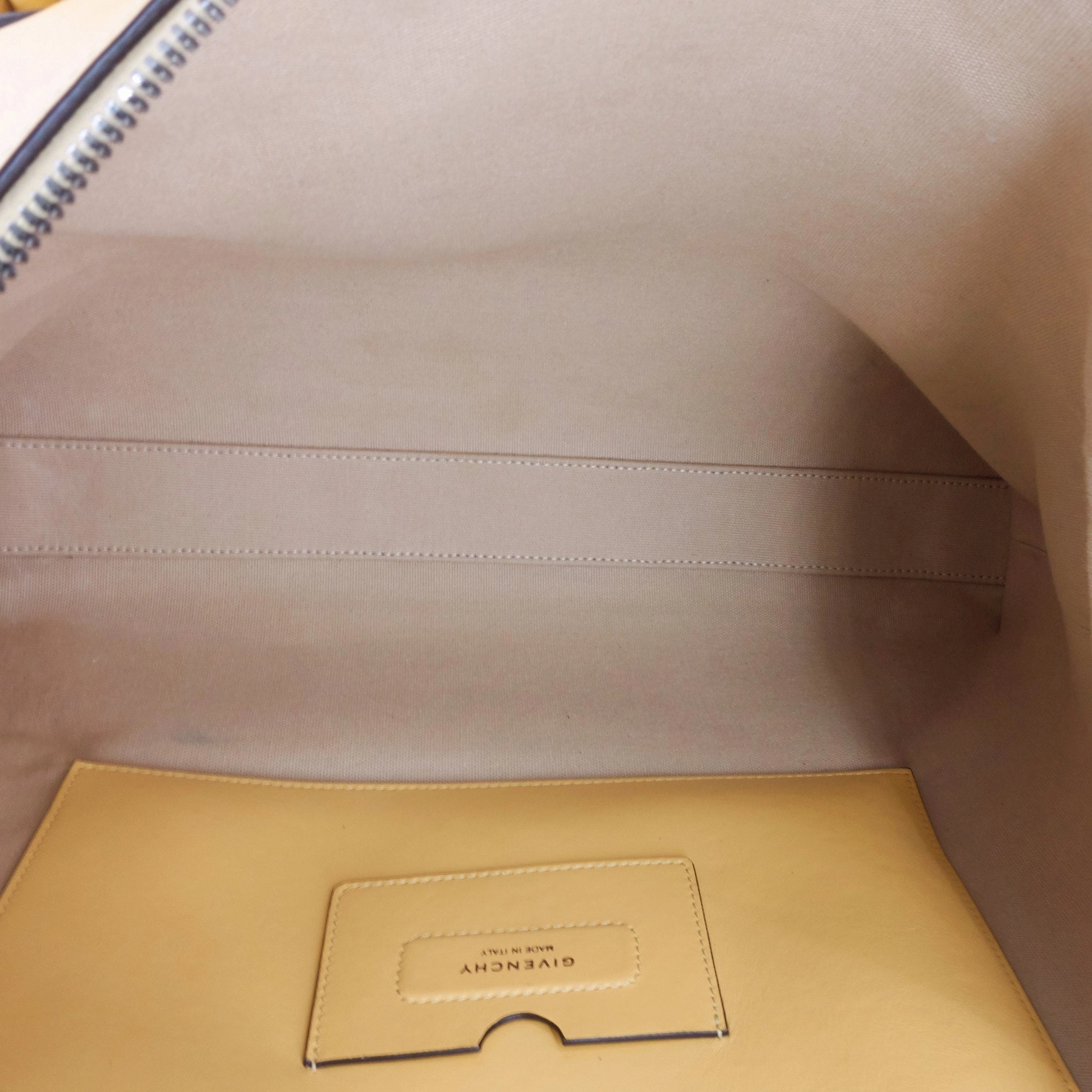 Antigona Soft Medium Leather Bag