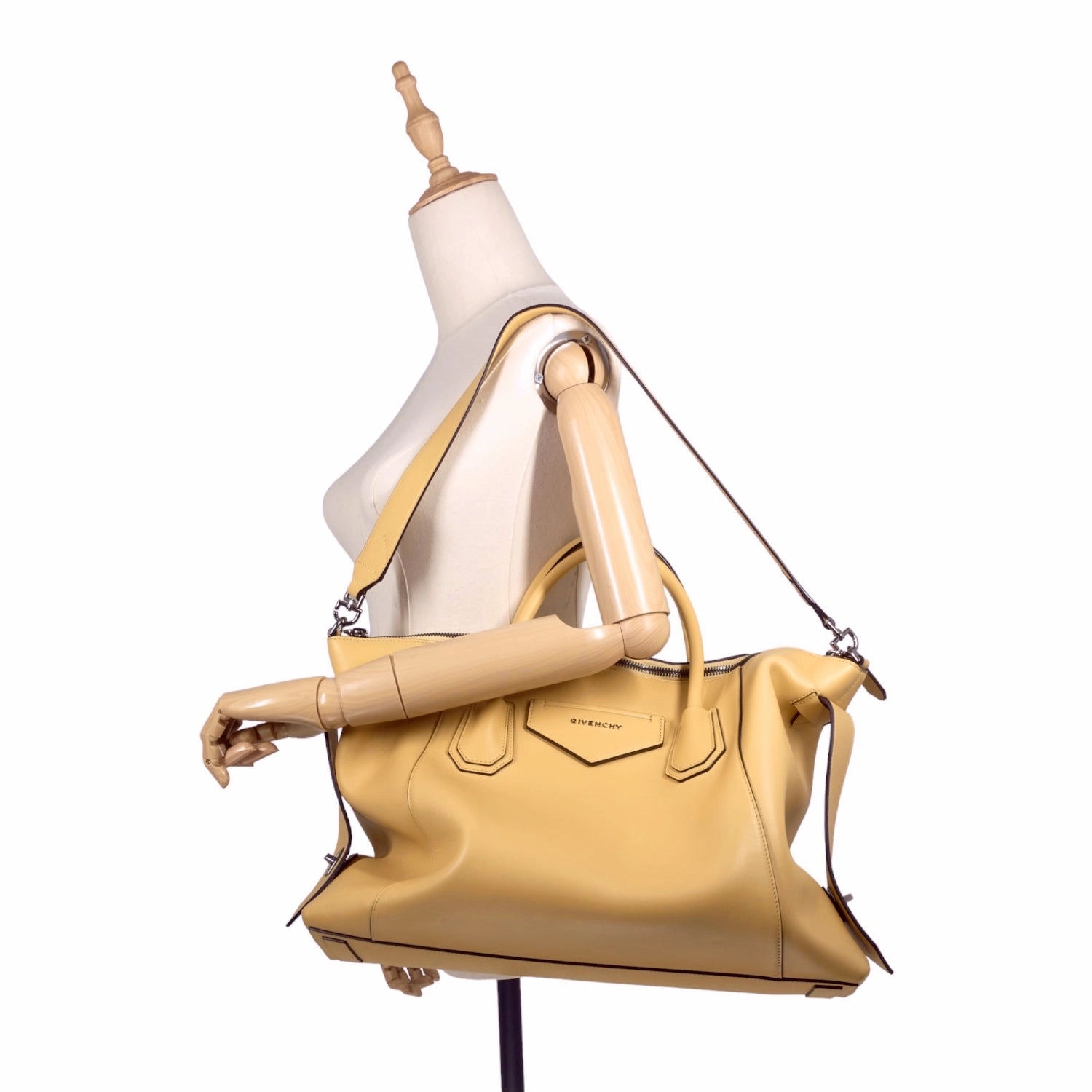 Antigona Soft Medium Leather Bag
