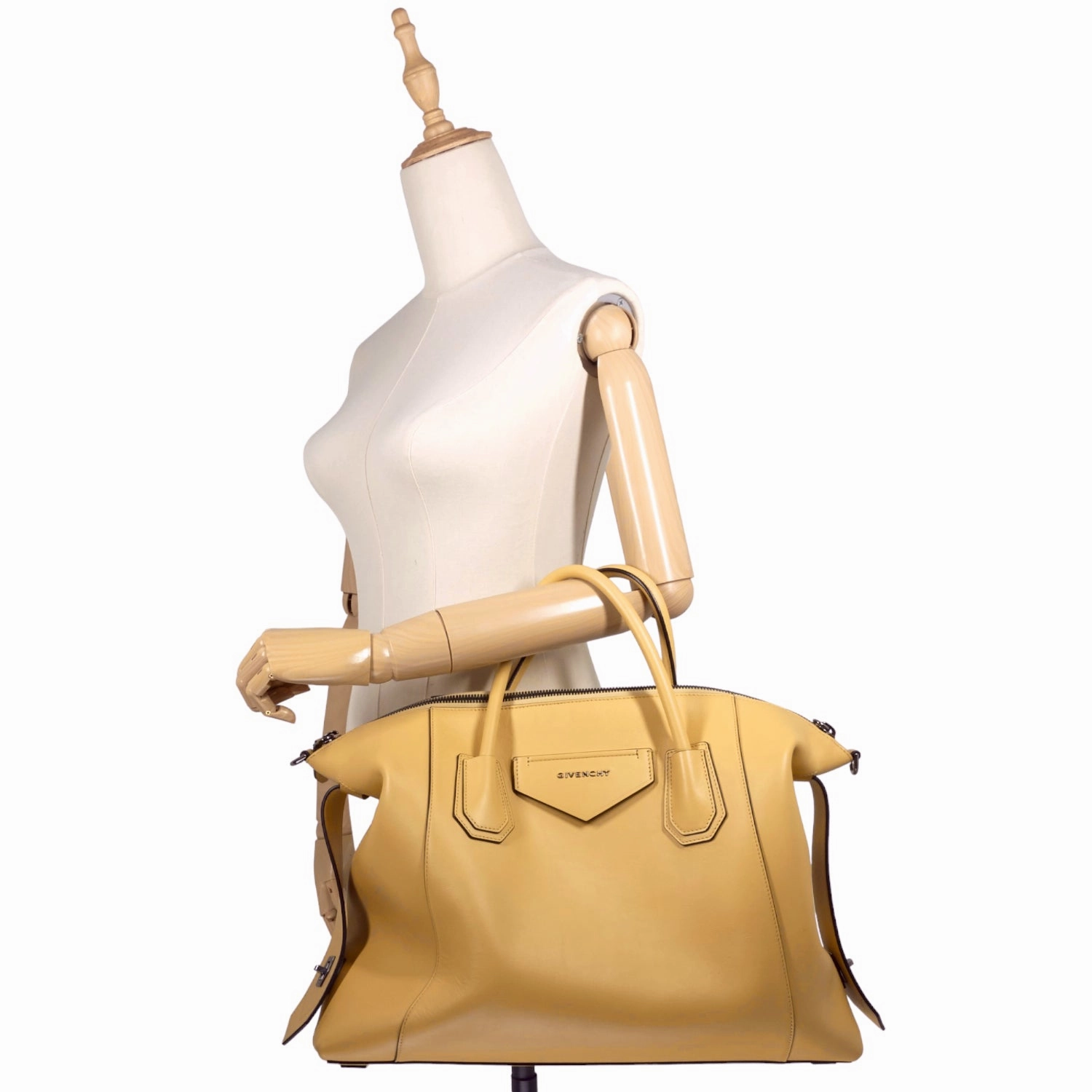 Antigona Soft Medium Leather Bag