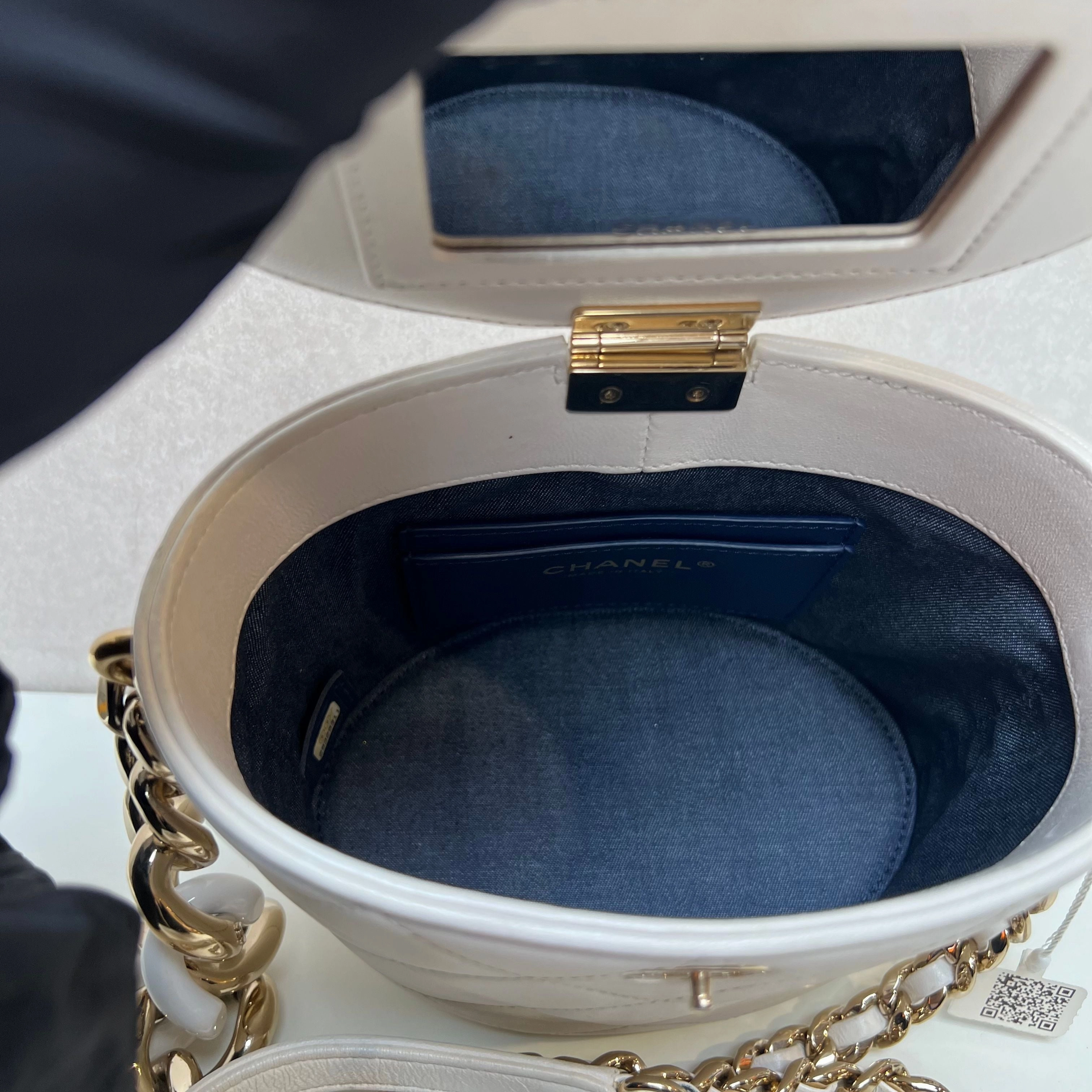 Chanel Elegant Chain Vanity Case - Crossbody Bags 3327