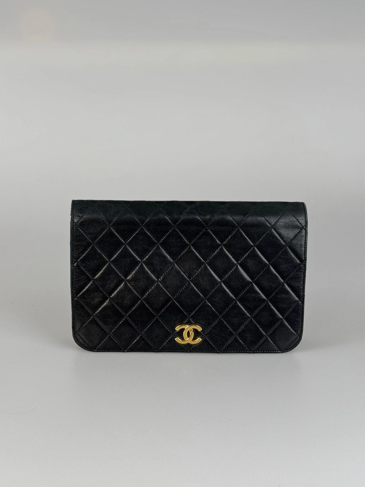 Chanel vintage Matelass Lambskin Shoulder Bag in Black with 24 k gold hardware