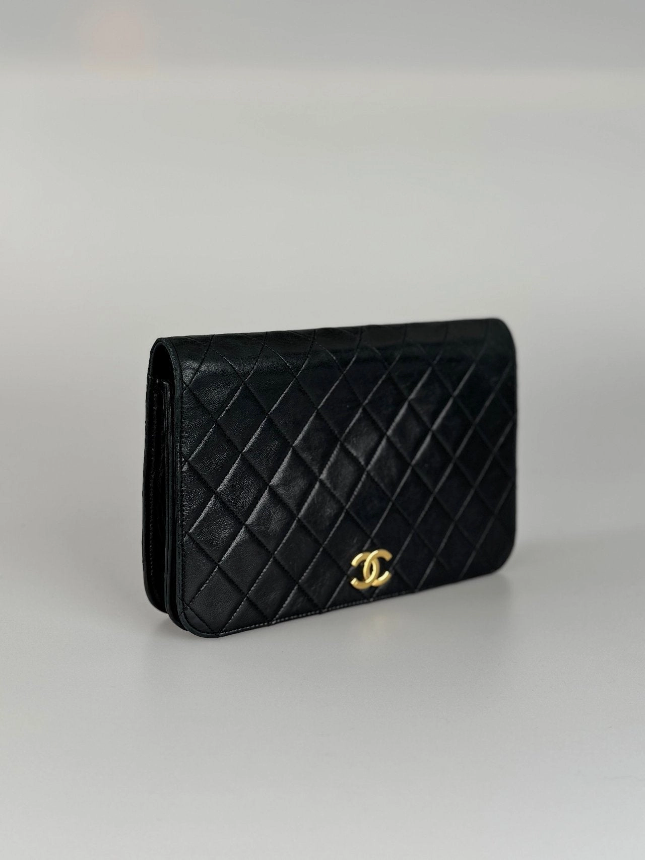 Chanel vintage Matelass Lambskin Shoulder Bag in Black with 24 k gold hardware