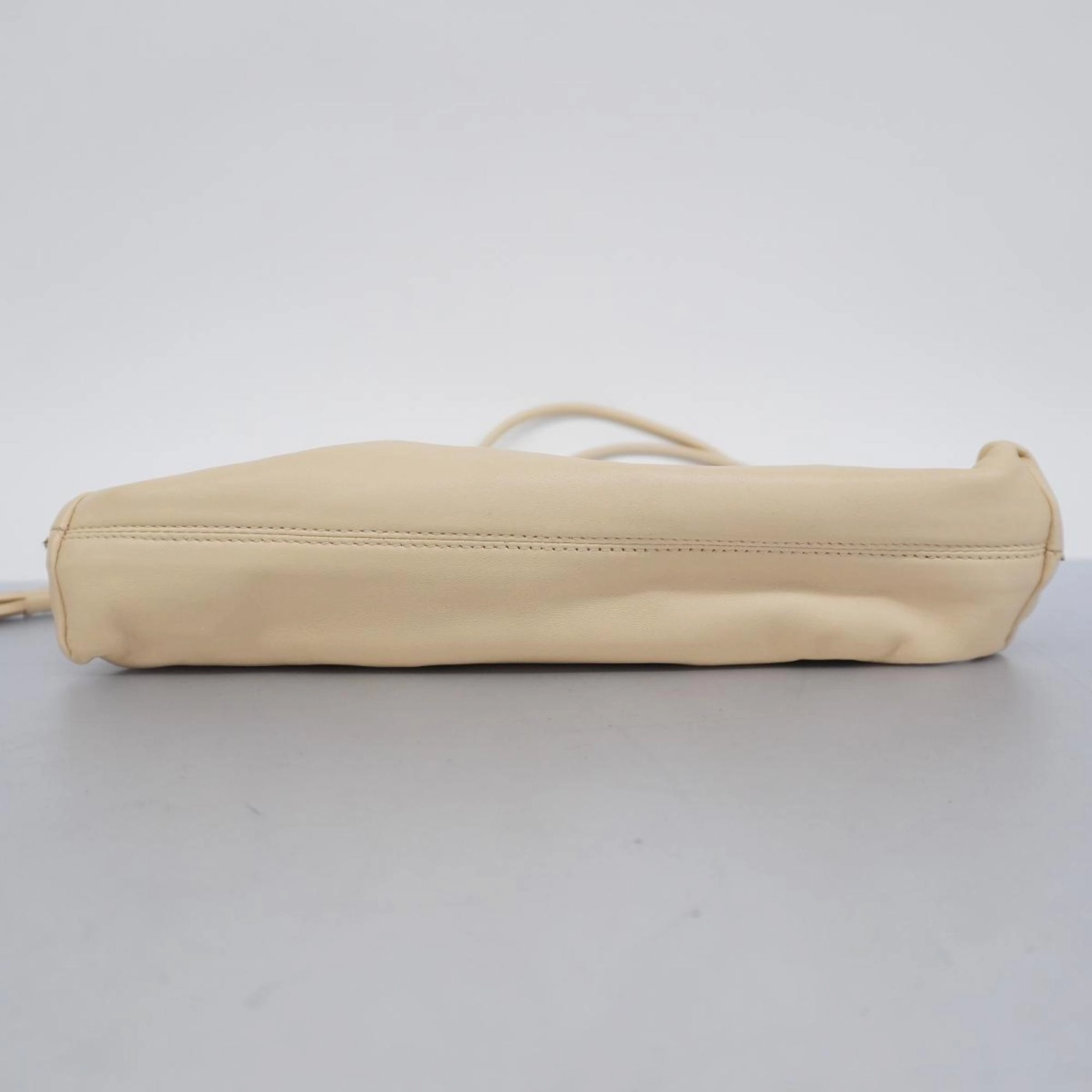 Gucci --  Leather Shoulder Bag ()