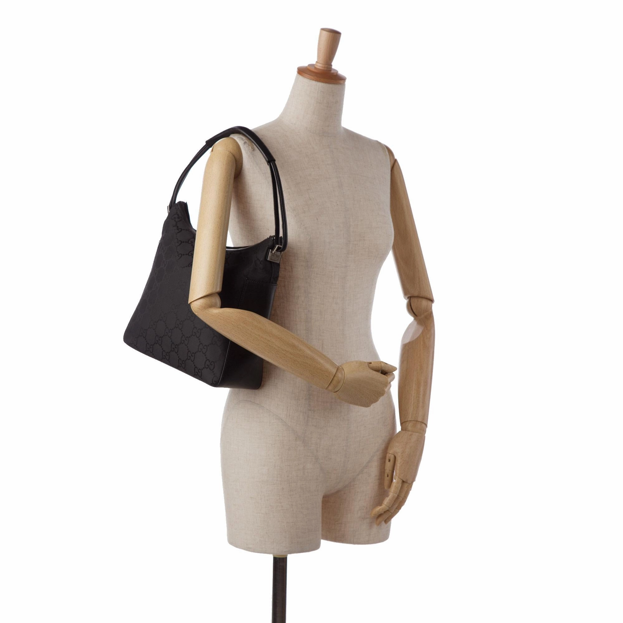 Gucci GG Canvas Shoulder Bag (SHG-AwkmcQ)