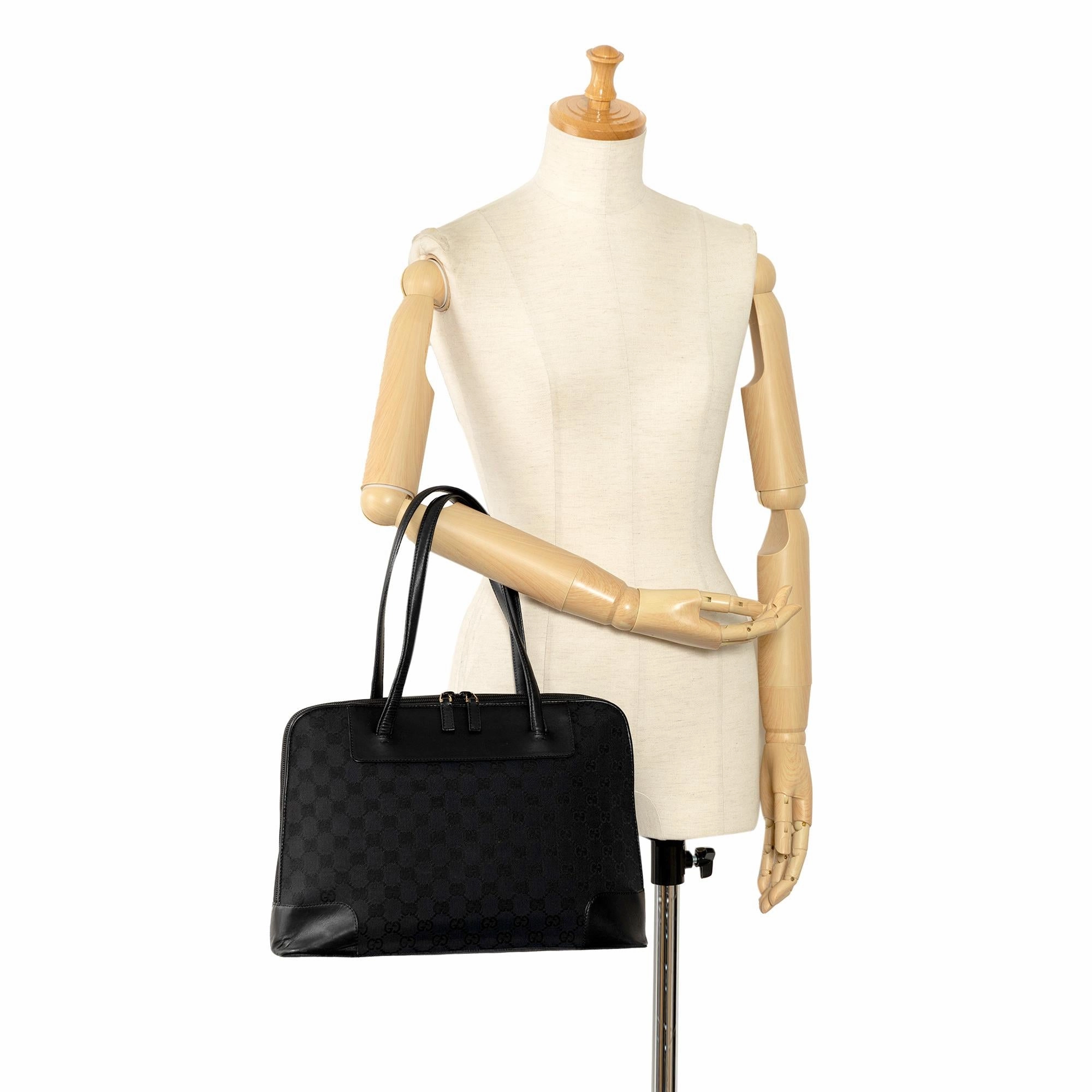 Gucci GG Canvas Shoulder Bag (SHG-MXqSuX)