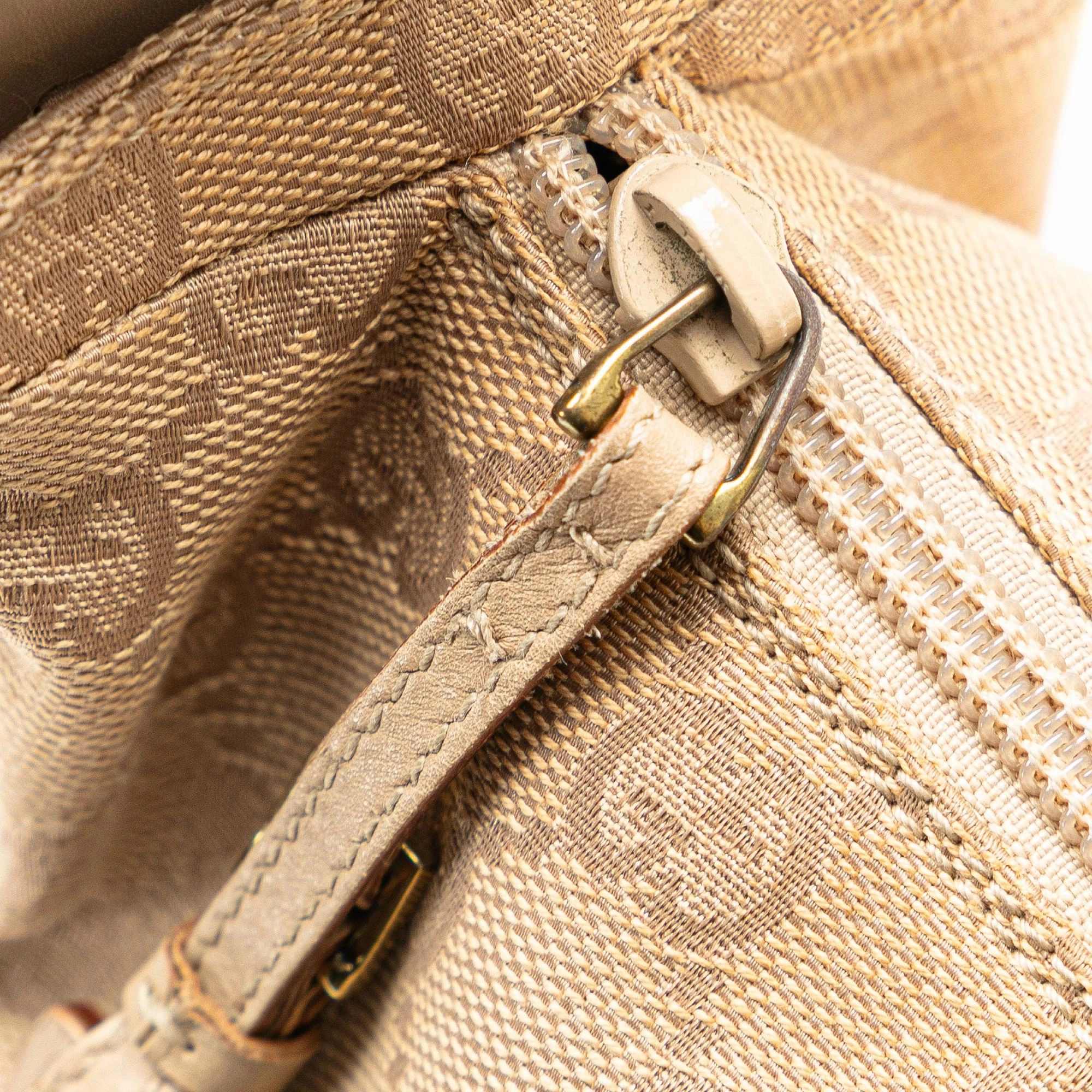 Gucci GG Canvas Shoulder Bag (SHG-pGVXwe)