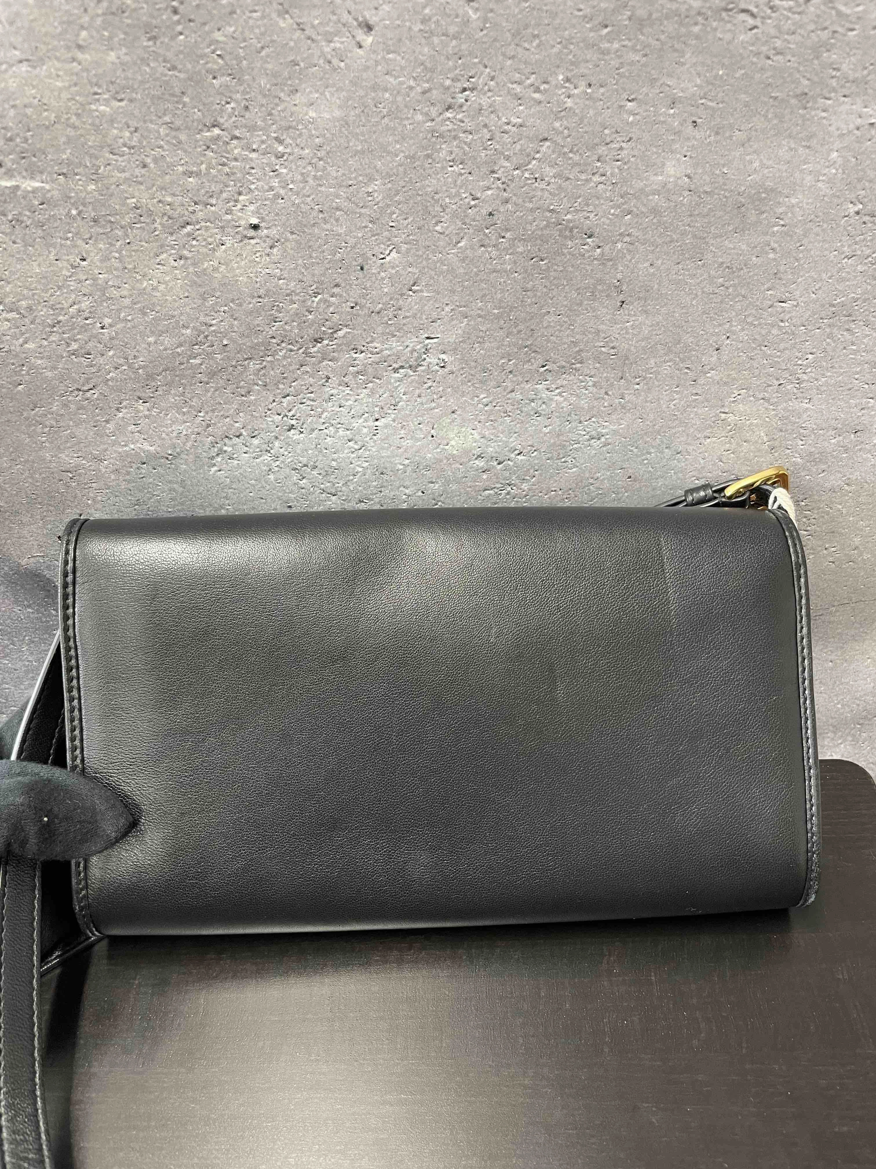 Gucci GG Logo Flap Shoulder Bag JY88688000 Black Leather