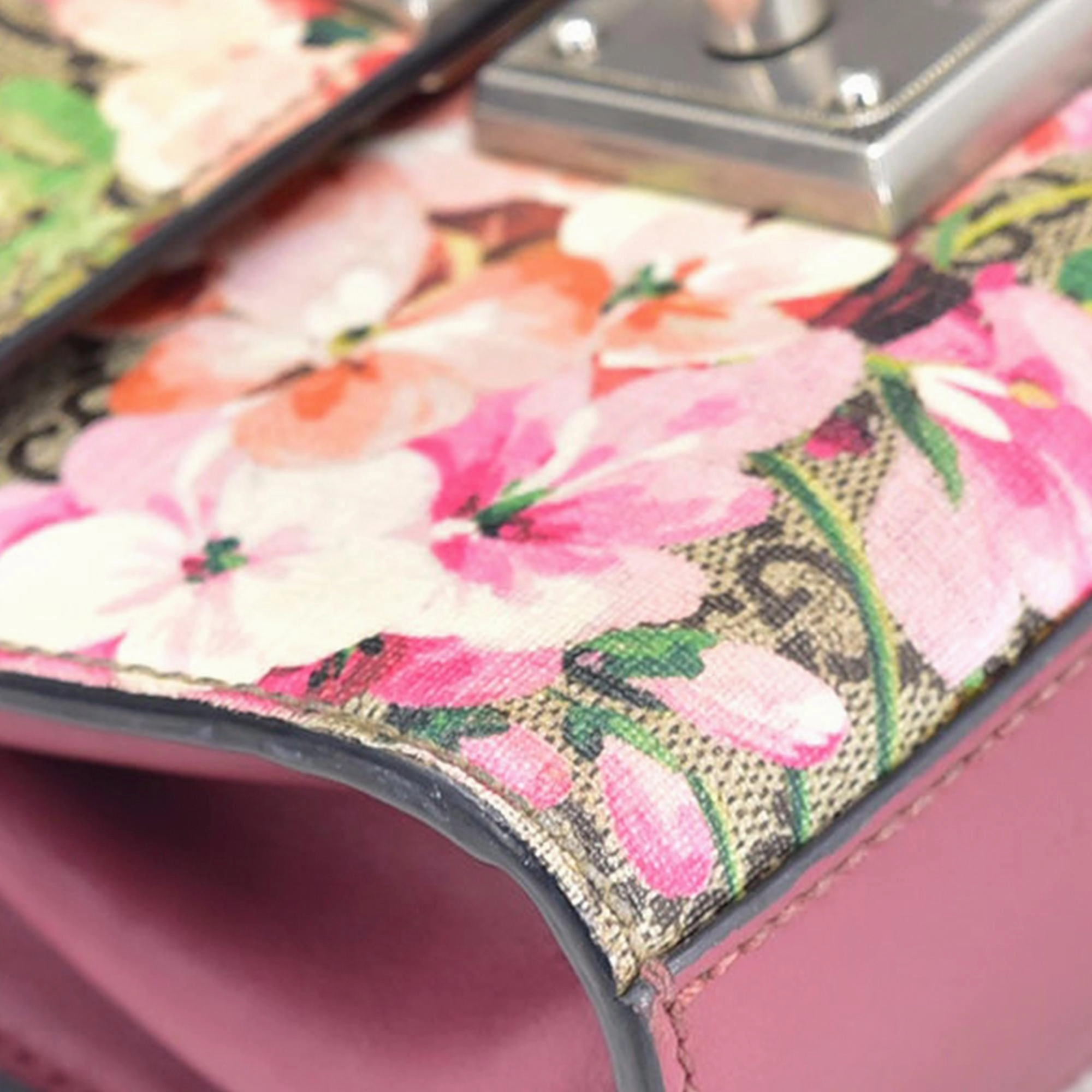 Gucci Small GG Supreme Blooms Padlock Crossbody (SHG-uGapP0)