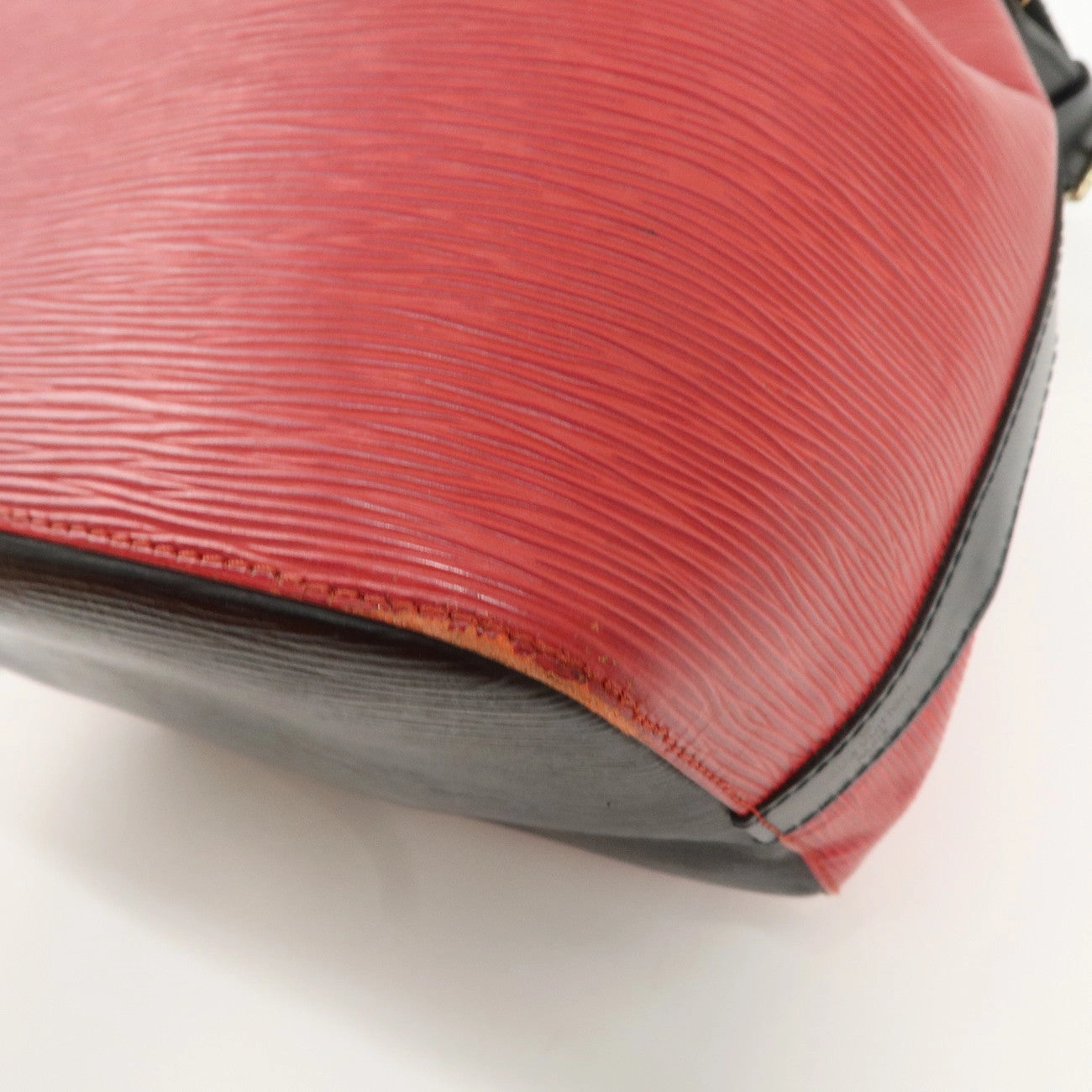 Louis Vuitton Epi Petit Noe Shoulder Bag Noir Castilian Red M44172