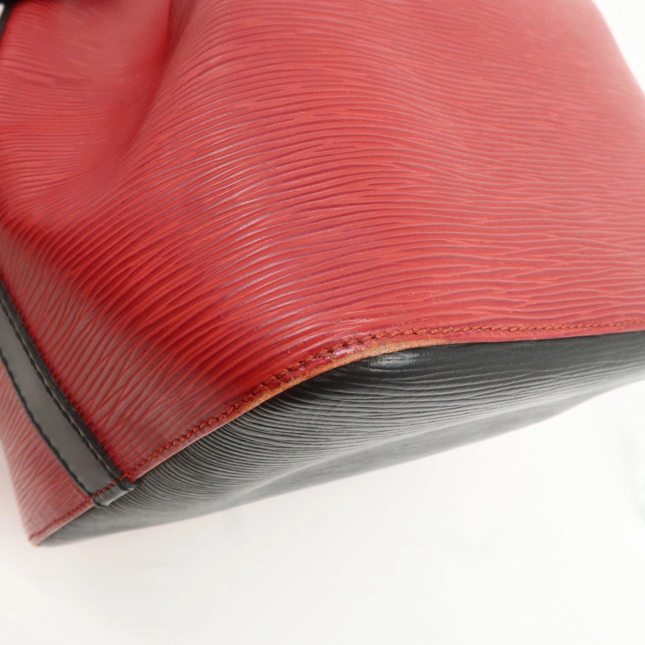 Louis Vuitton Epi Petit Noe Shoulder Bag Noir Castilian Red M44172