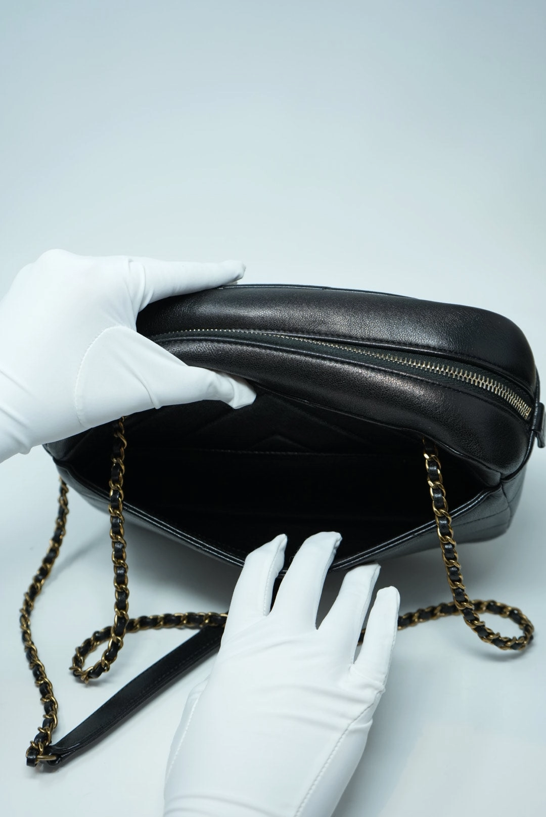Pre-Owned Chanel Black Camera Crossbody/Shoulder Bag