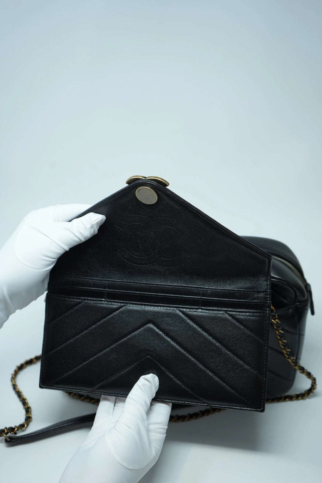 Pre-Owned Chanel Black Camera Crossbody/Shoulder Bag