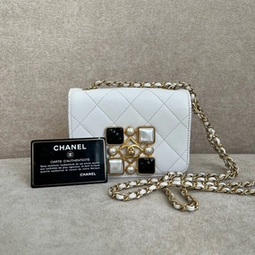 Preloved Chanel Vintage Quilted Crossbody Bag White Leather Medium