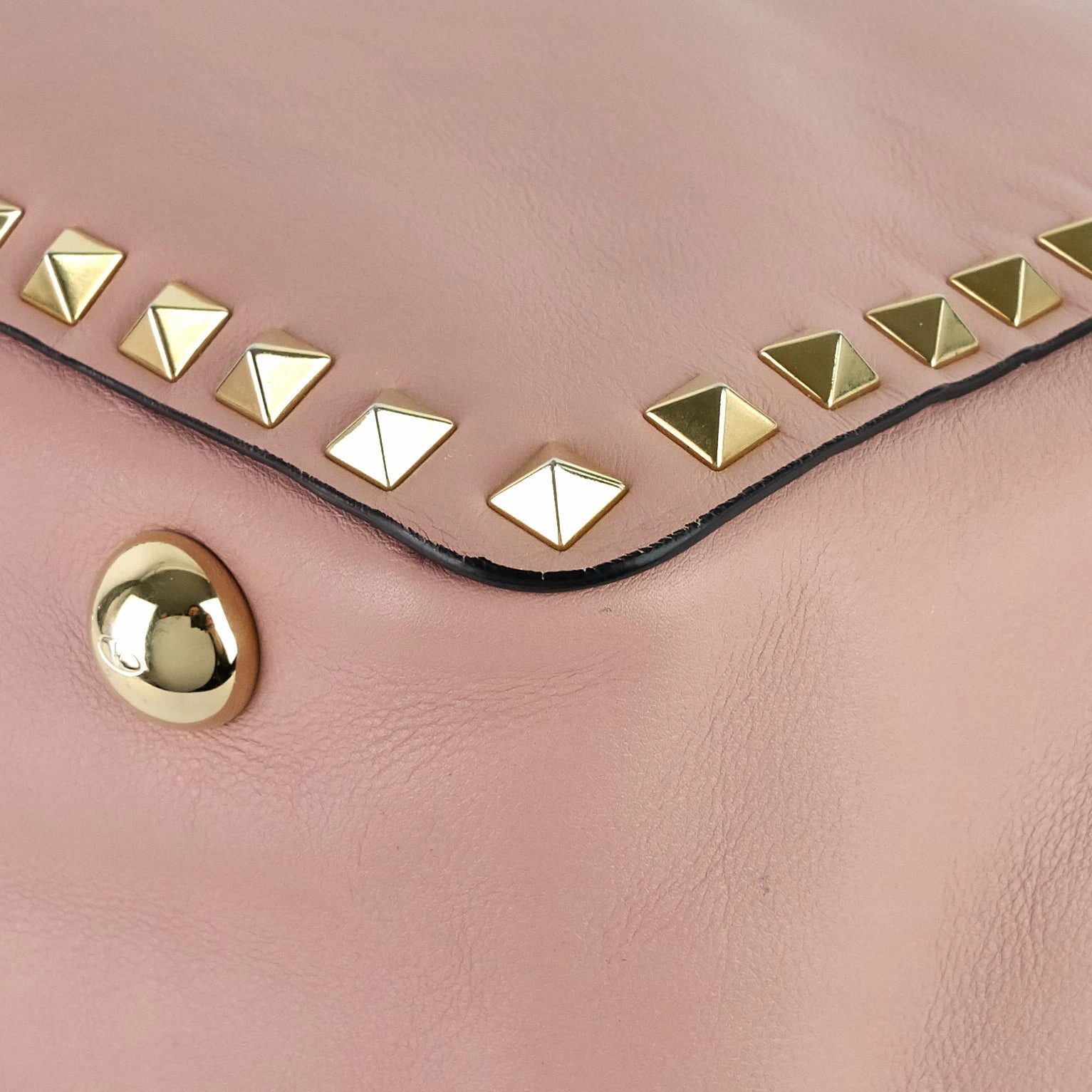 Rockstud Medium Poudre Calfskin Bag