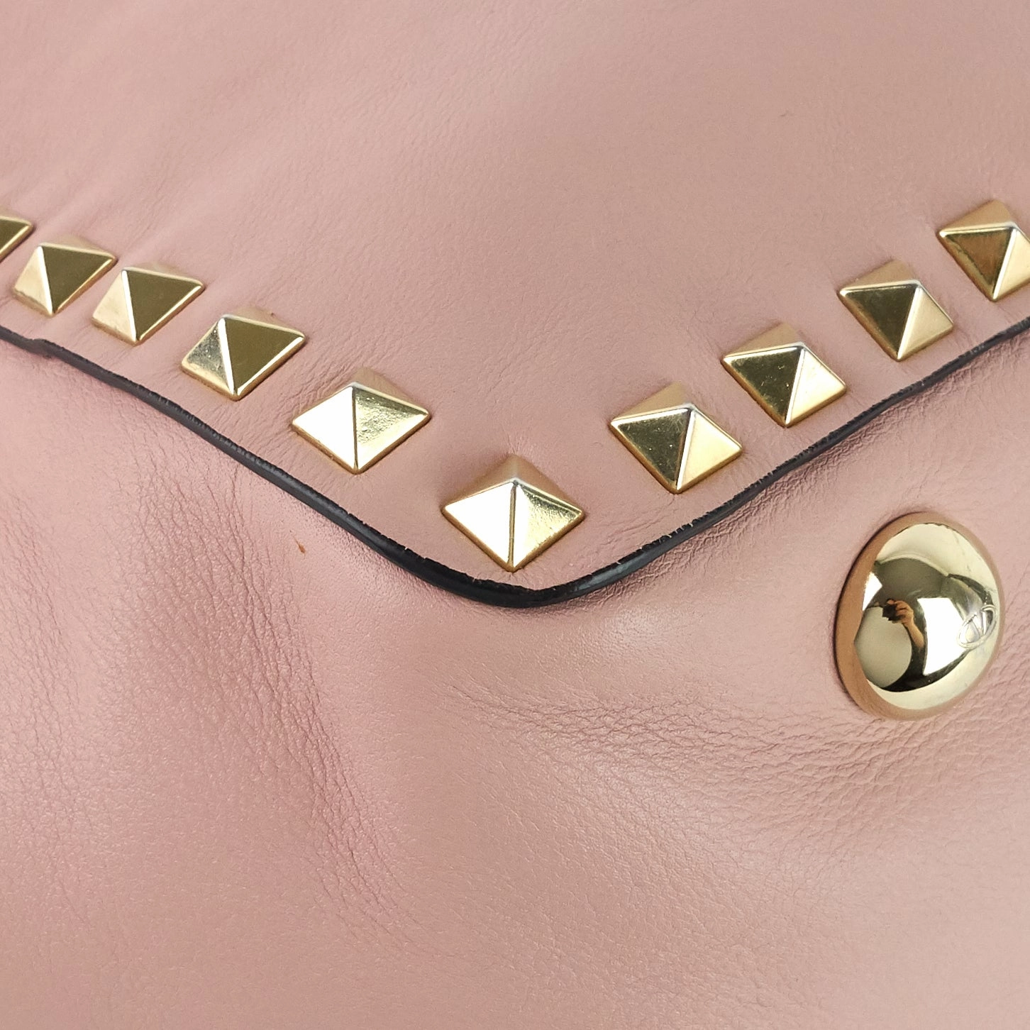 Rockstud Medium Poudre Calfskin Bag