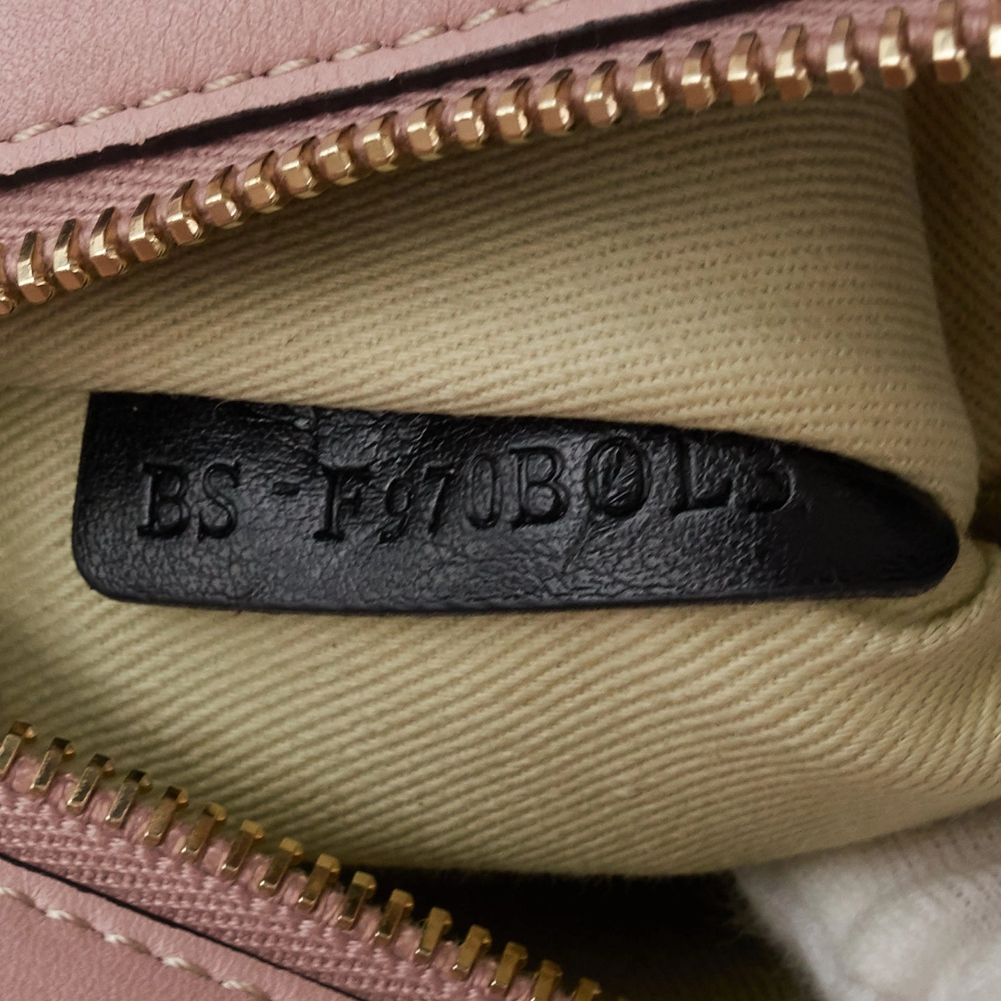 Rockstud Medium Poudre Calfskin Bag